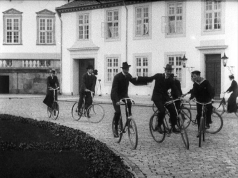 Faktisk Har råd til overdrive De Kongelige paa Cykler i Fredensborg Slotsgaard | Danmark på Film