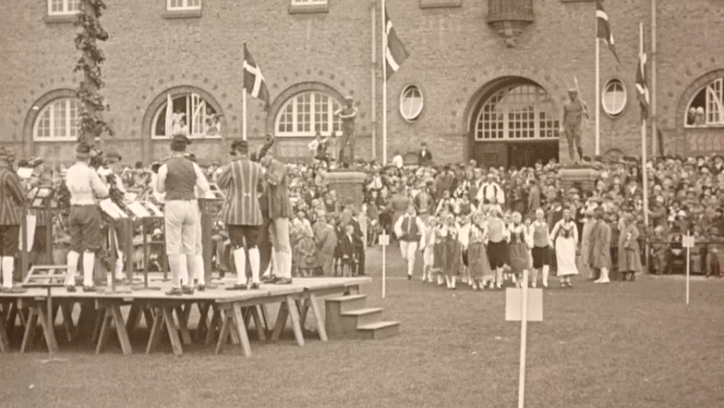 Skolebørn danser folkedans