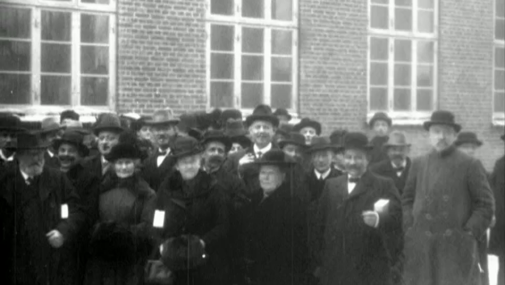 Mennesker foran bygning