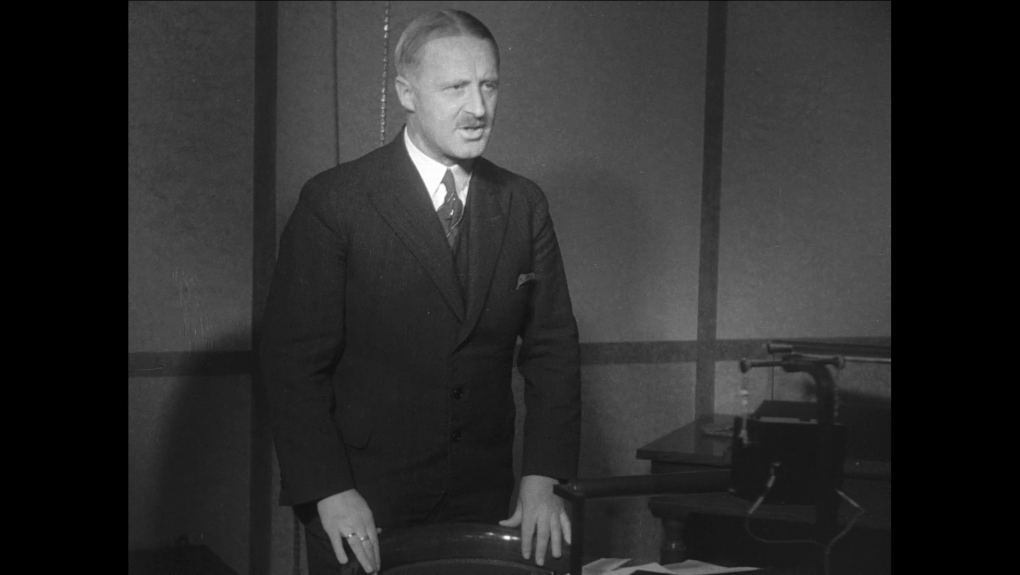 Kaptajn Jespersen instruerer radiolytterne