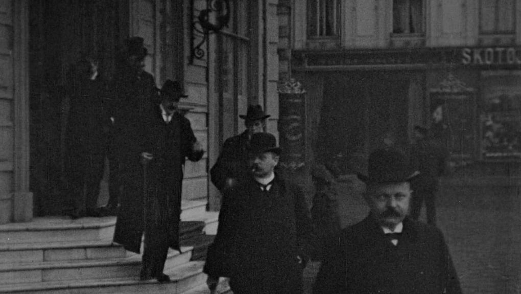 Journalister forlader D'Angleterre