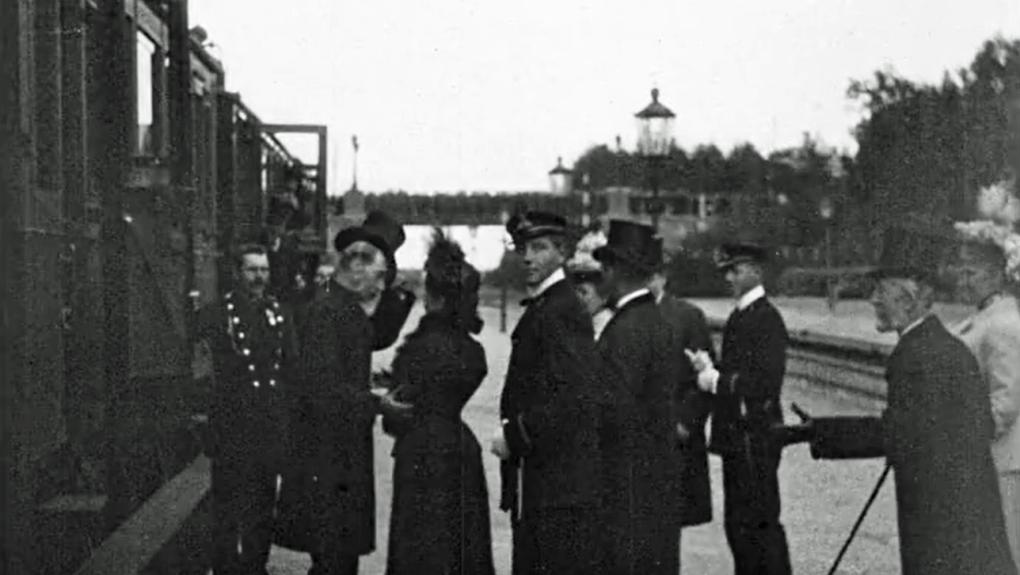 Kejserinde Dagmar ankommer med lokomotiv